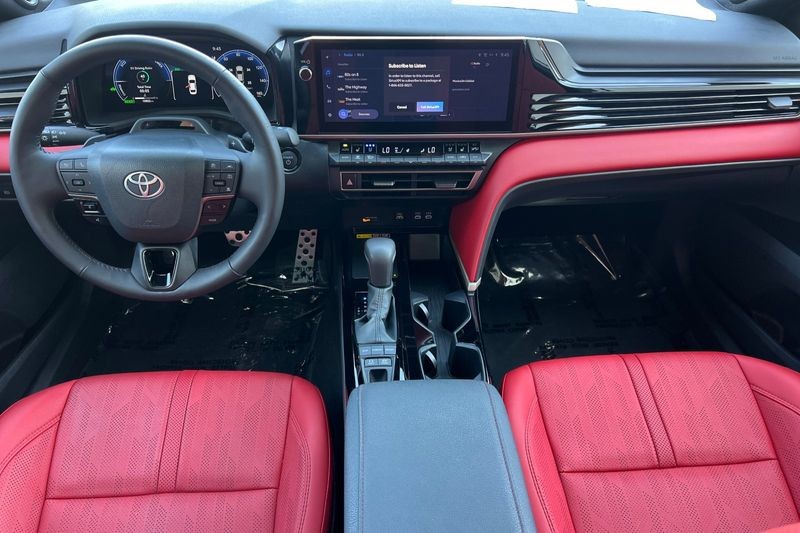 Toyota Camry Vehicle Full-screen Gallery Image 13