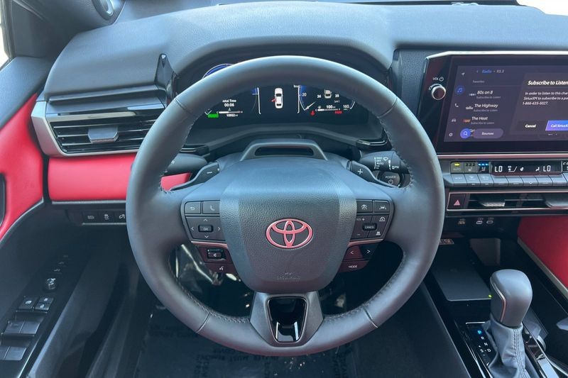 Toyota Camry Vehicle Full-screen Gallery Image 14