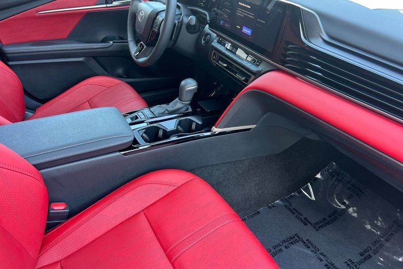 Toyota Camry Vehicle Full-screen Gallery Image 15