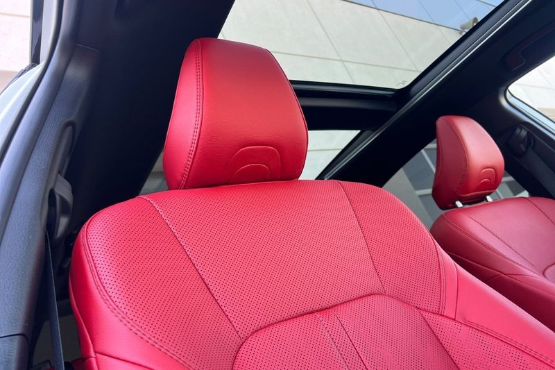 Toyota Camry Vehicle Full-screen Gallery Image 16