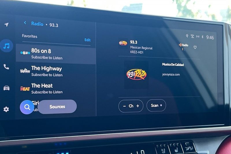 Toyota Camry Vehicle Full-screen Gallery Image 17