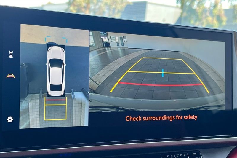 Toyota Camry Vehicle Full-screen Gallery Image 18