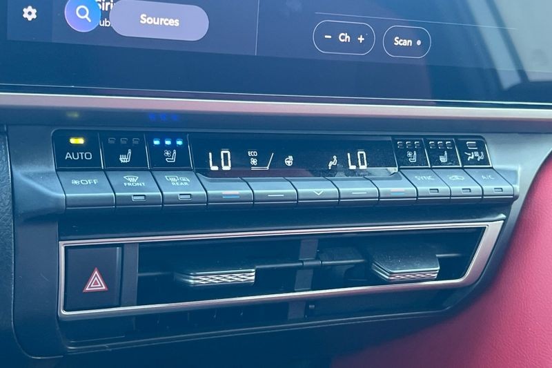 Toyota Camry Vehicle Full-screen Gallery Image 19