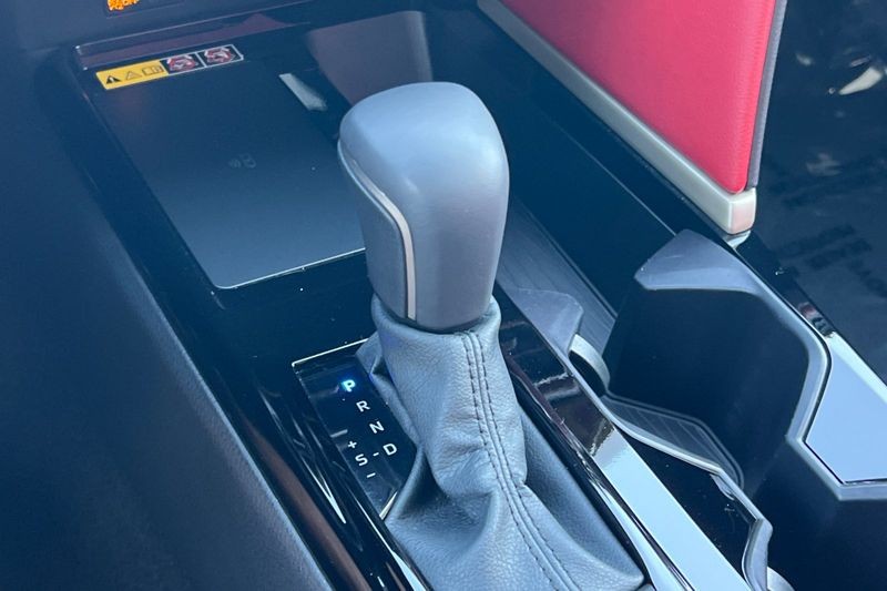 Toyota Camry Vehicle Full-screen Gallery Image 20