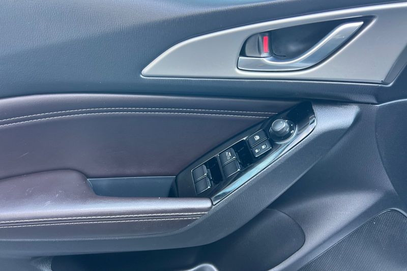 Mazda Mazda3 Sedan Vehicle Full-screen Gallery Image 11