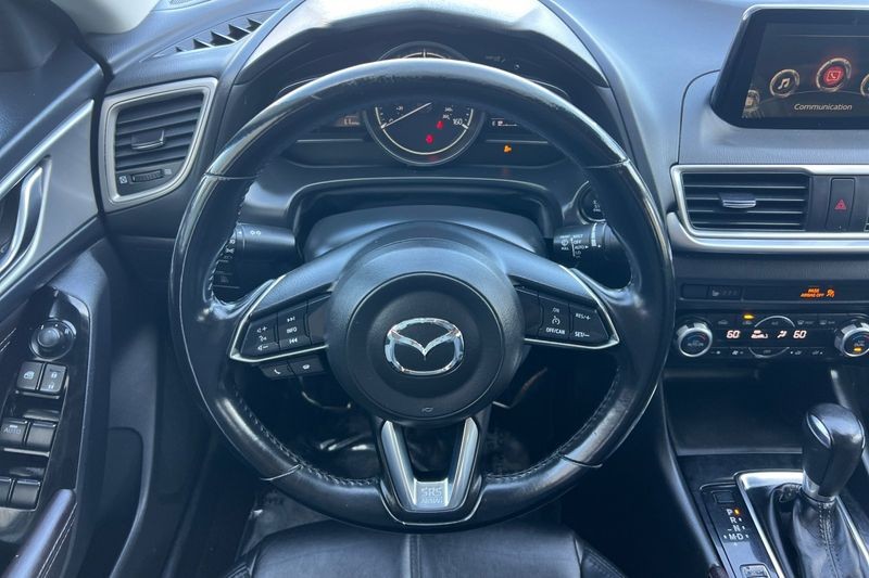 Mazda Mazda3 Sedan Vehicle Full-screen Gallery Image 14