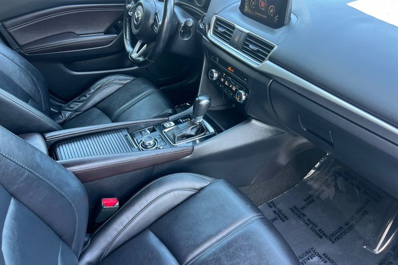 Mazda Mazda3 Sedan Vehicle Full-screen Gallery Image 15