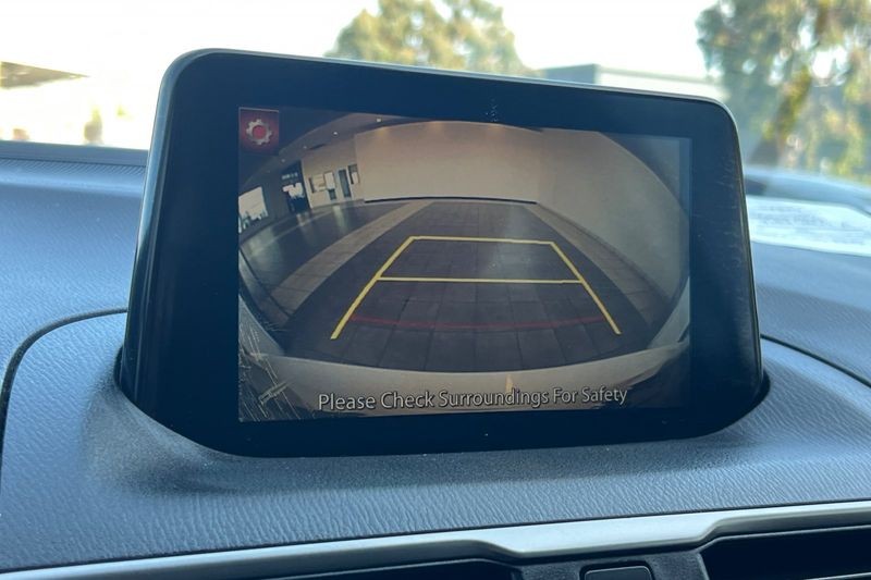 Mazda Mazda3 Sedan Vehicle Full-screen Gallery Image 18