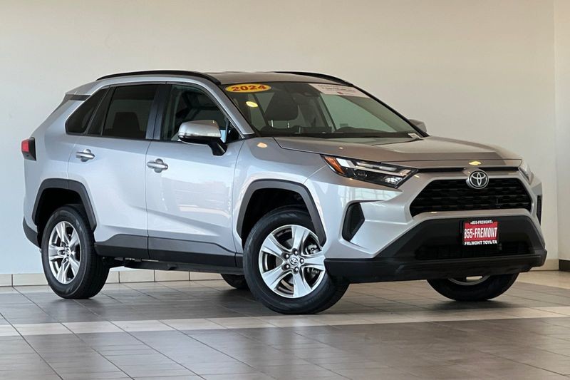 Toyota RAV4 Vehicle Full-screen Gallery Image 02