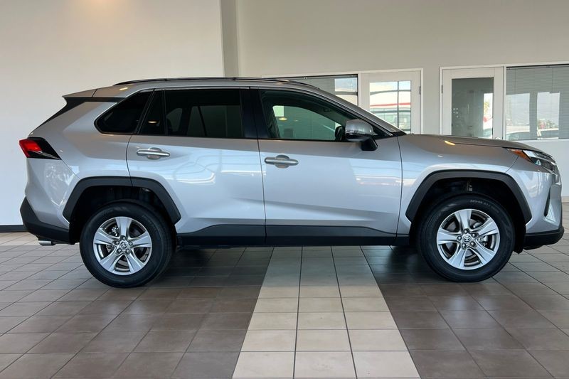 Toyota RAV4 Vehicle Full-screen Gallery Image 03