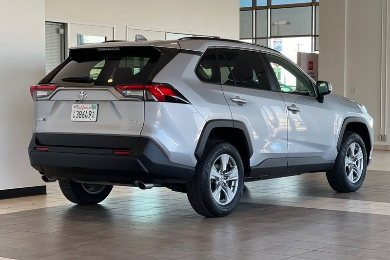 Toyota RAV4 Vehicle Full-screen Gallery Image 04