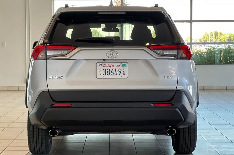 Toyota RAV4 Vehicle Full-screen Gallery Image 05