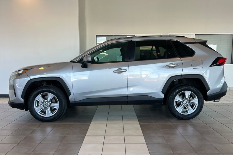 Toyota RAV4 Vehicle Full-screen Gallery Image 07