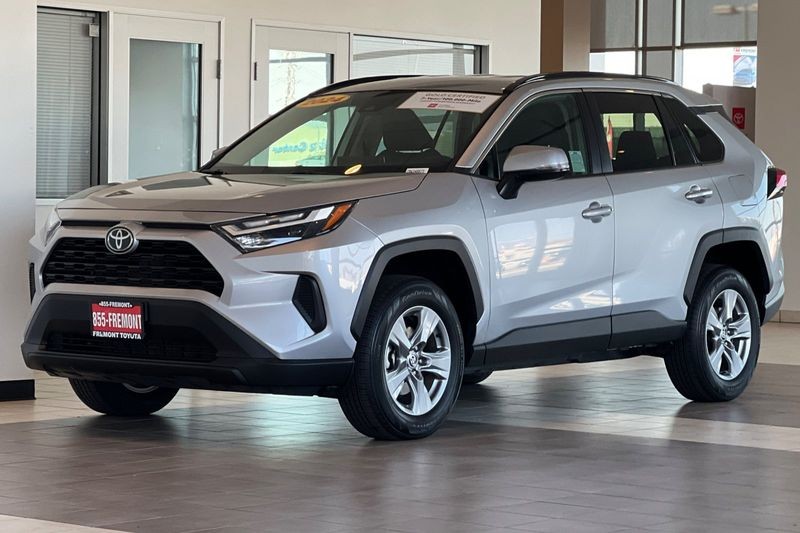 Toyota RAV4 Vehicle Full-screen Gallery Image 08