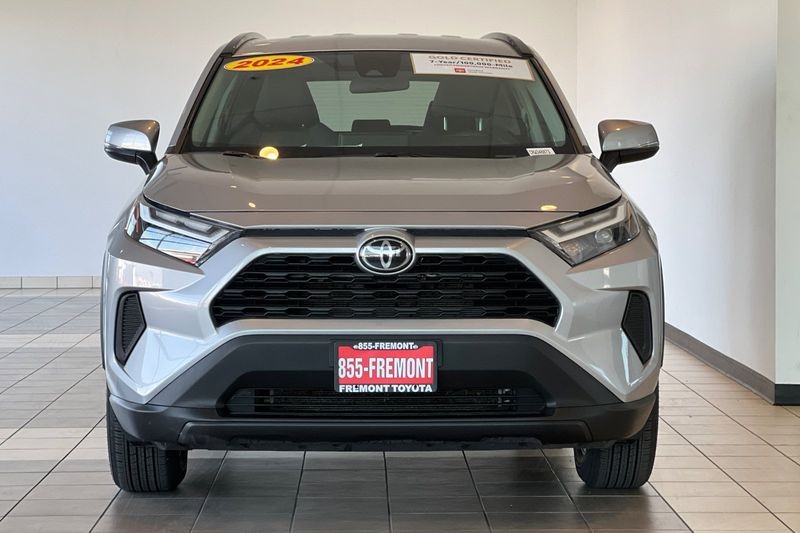 Toyota RAV4 Vehicle Full-screen Gallery Image 09