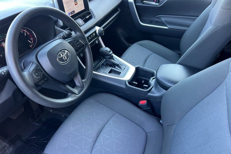 Toyota RAV4 Vehicle Full-screen Gallery Image 10
