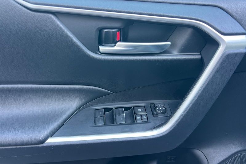 Toyota RAV4 Vehicle Full-screen Gallery Image 11