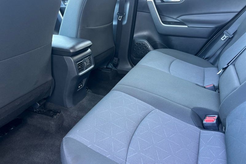 Toyota RAV4 Vehicle Full-screen Gallery Image 12