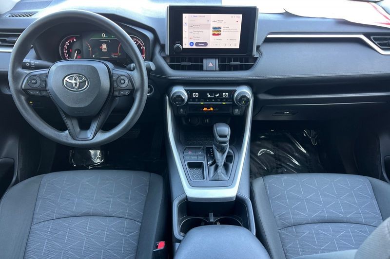 Toyota RAV4 Vehicle Full-screen Gallery Image 13