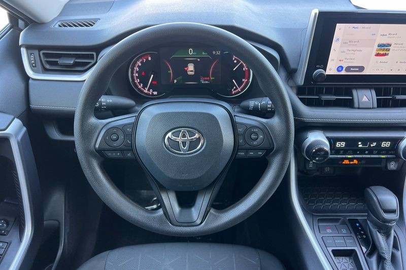 Toyota RAV4 Vehicle Full-screen Gallery Image 14