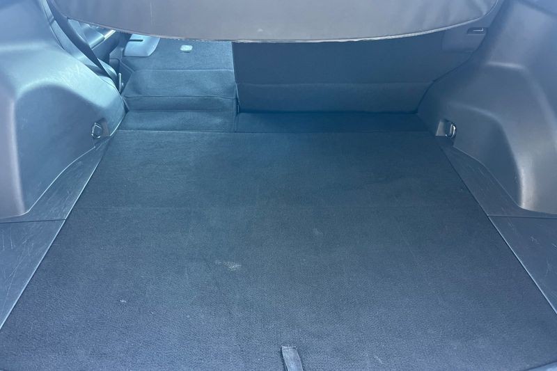 Toyota RAV4 Vehicle Full-screen Gallery Image 15