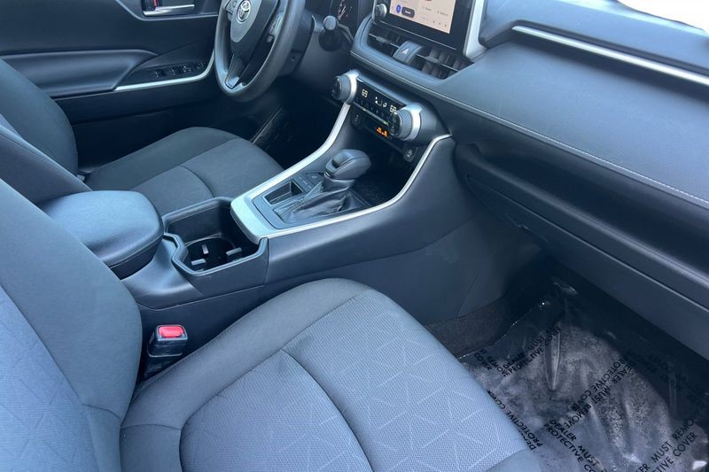 Toyota RAV4 Vehicle Full-screen Gallery Image 16