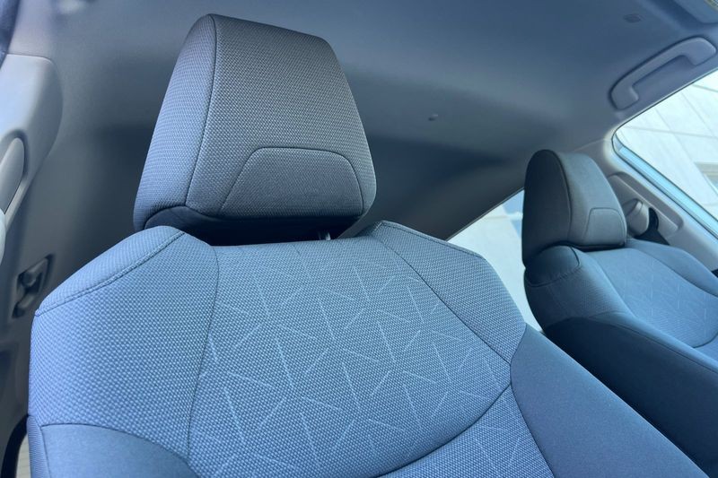 Toyota RAV4 Vehicle Full-screen Gallery Image 17