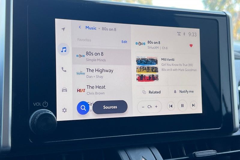 Toyota RAV4 Vehicle Full-screen Gallery Image 18