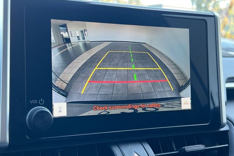 Toyota RAV4 Vehicle Full-screen Gallery Image 19