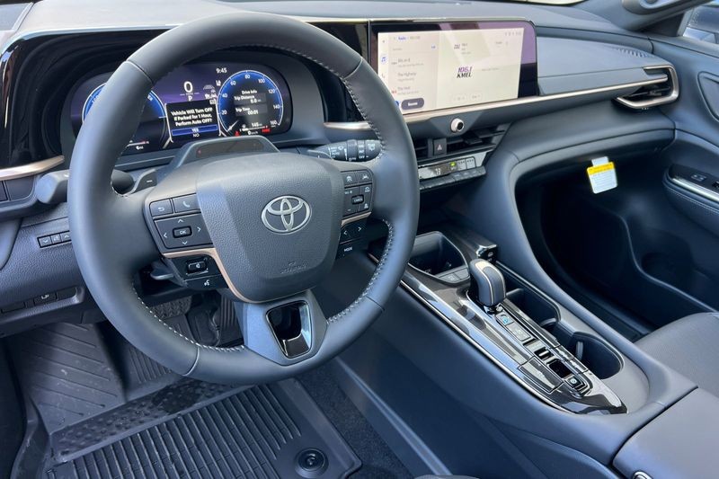 Toyota Crown Signia Vehicle Full-screen Gallery Image 07