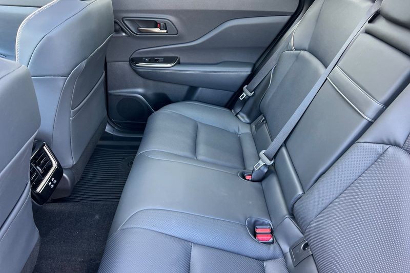 Toyota Crown Signia Vehicle Full-screen Gallery Image 09