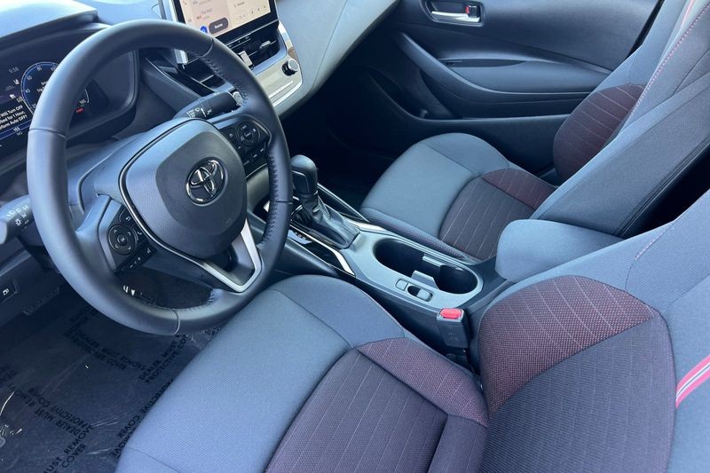 Toyota Corolla Vehicle Full-screen Gallery Image 10