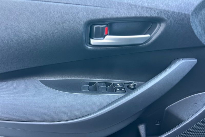 Toyota Corolla Vehicle Full-screen Gallery Image 11