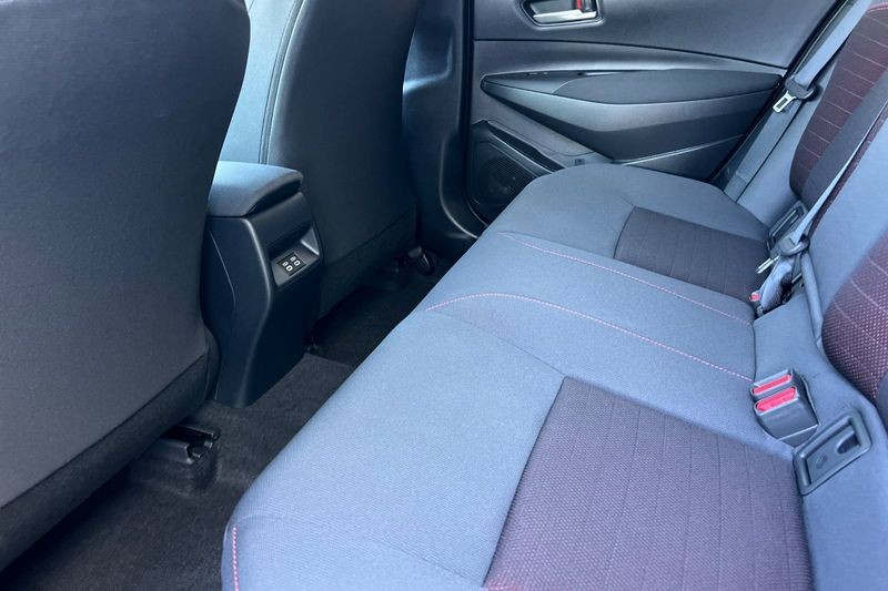 Toyota Corolla Vehicle Full-screen Gallery Image 12