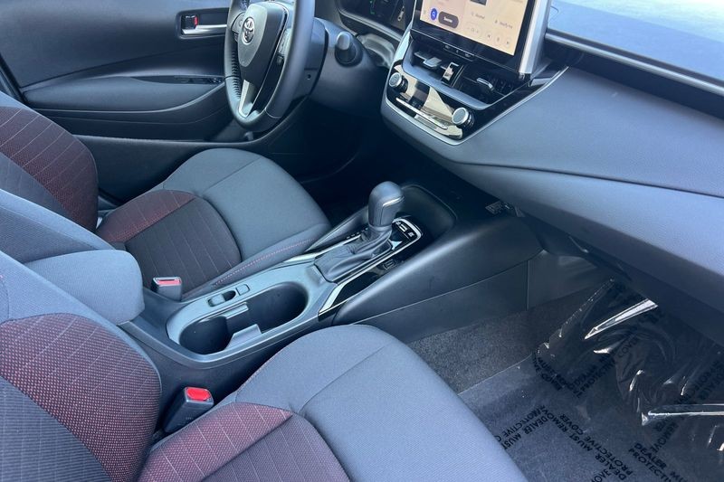 Toyota Corolla Vehicle Full-screen Gallery Image 15