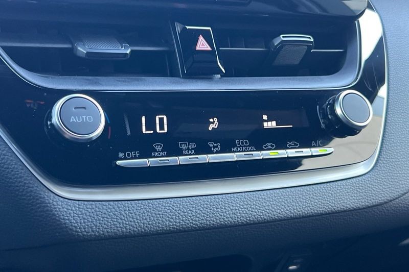 Toyota Corolla Vehicle Full-screen Gallery Image 19