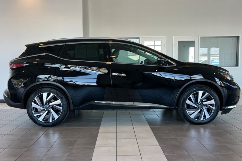 Nissan Murano Vehicle Full-screen Gallery Image 03