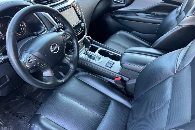 Nissan Murano Vehicle Full-screen Gallery Image 10
