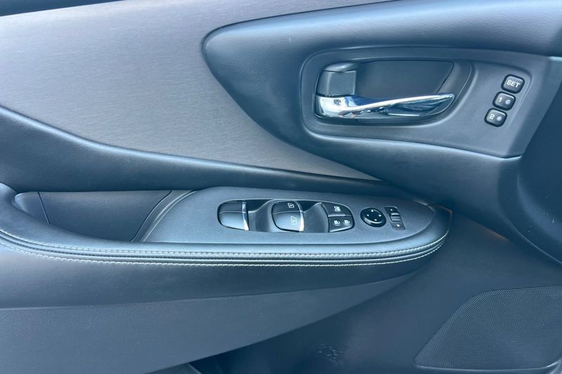 Nissan Murano Vehicle Full-screen Gallery Image 11
