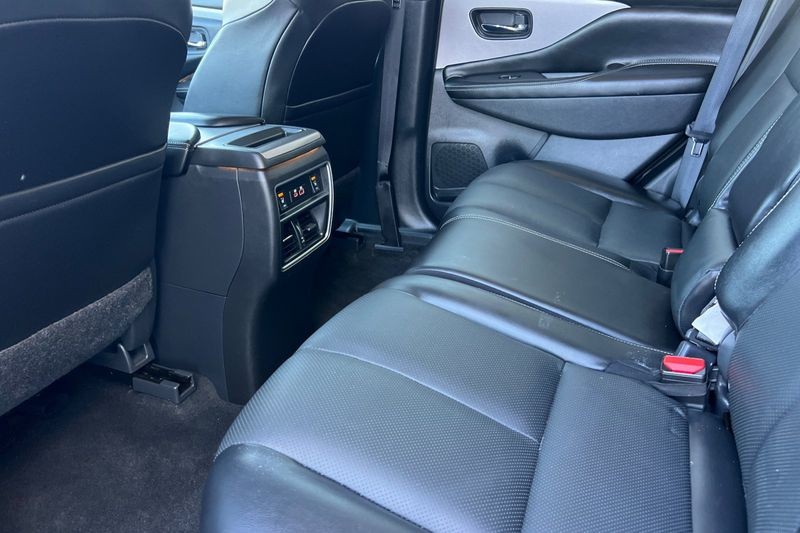 Nissan Murano Vehicle Full-screen Gallery Image 12