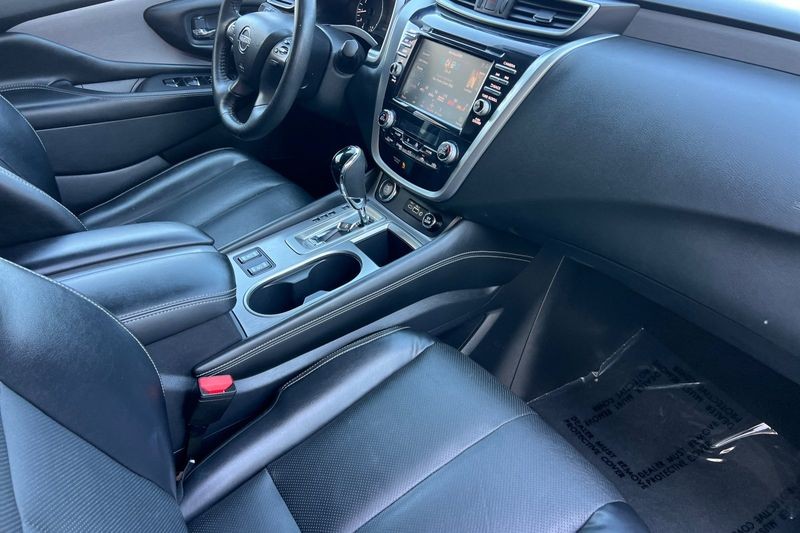 Nissan Murano Vehicle Full-screen Gallery Image 16