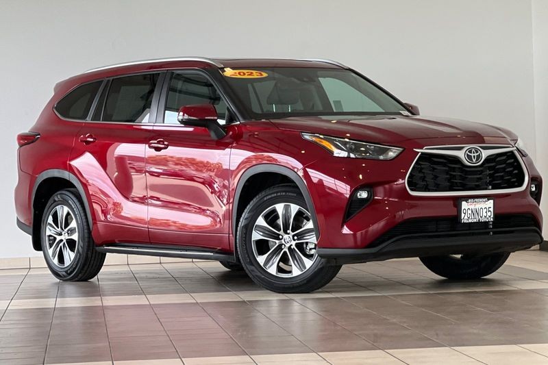 Toyota Highlander Vehicle Full-screen Gallery Image 02