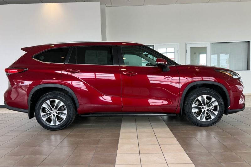 Toyota Highlander Vehicle Full-screen Gallery Image 03
