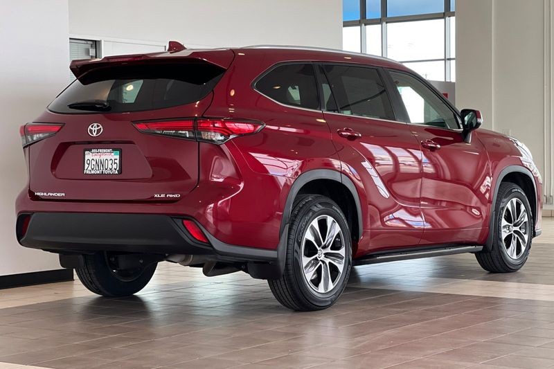Toyota Highlander Vehicle Full-screen Gallery Image 04