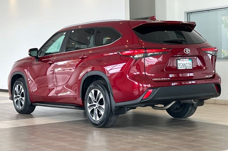 Toyota Highlander Vehicle Full-screen Gallery Image 06