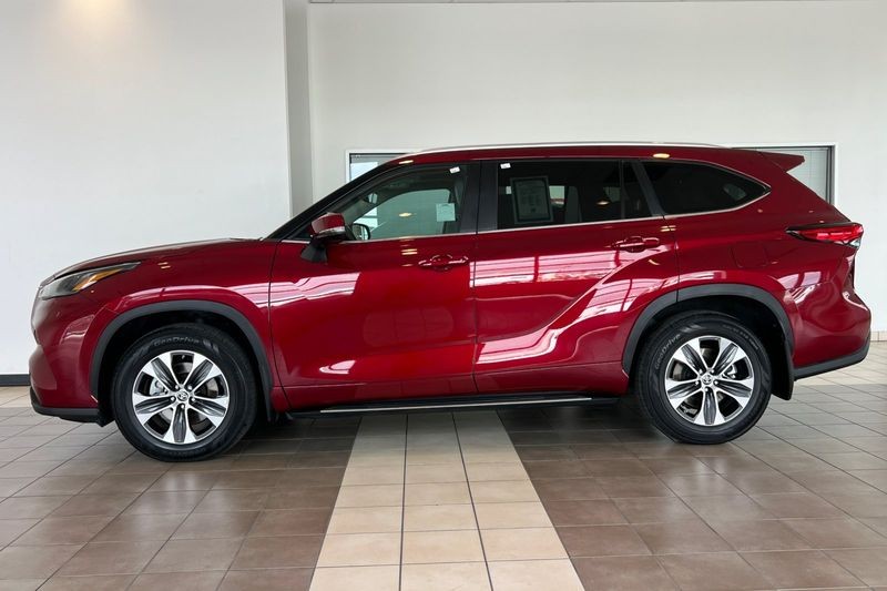 Toyota Highlander Vehicle Full-screen Gallery Image 07