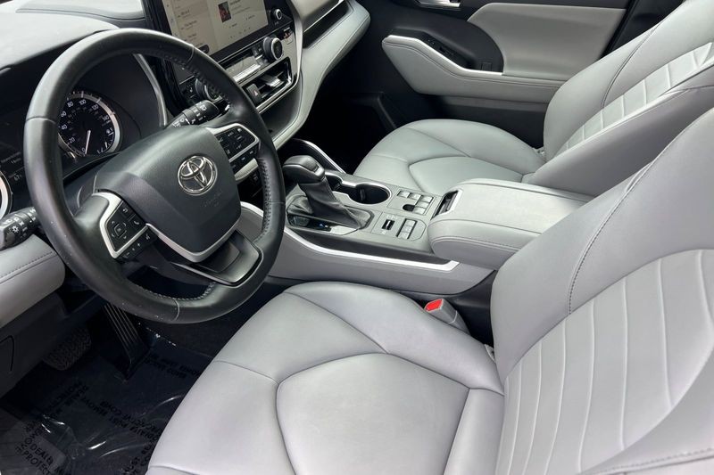 Toyota Highlander Vehicle Full-screen Gallery Image 10