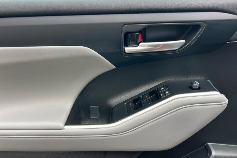 Toyota Highlander Vehicle Full-screen Gallery Image 11