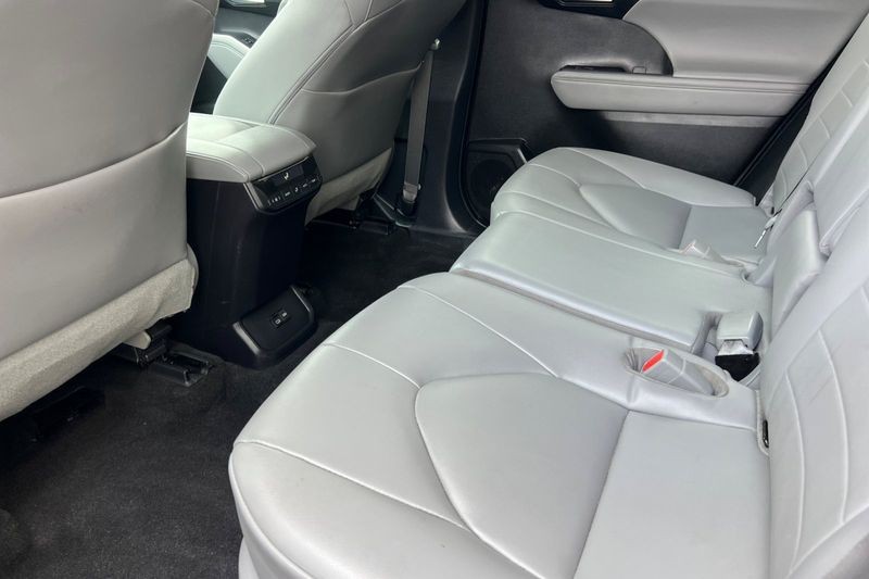 Toyota Highlander Vehicle Full-screen Gallery Image 12