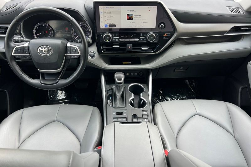 Toyota Highlander Vehicle Full-screen Gallery Image 13